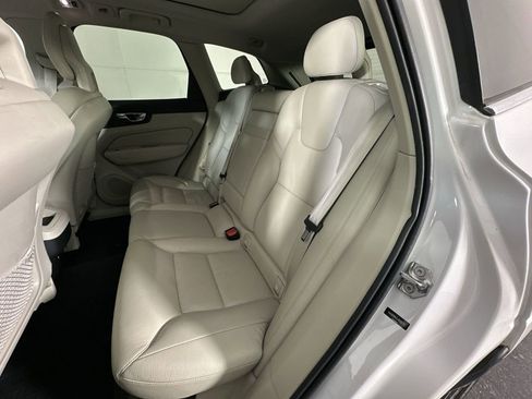 Used 2018 Volvo XC60 T5 Momentum w/ Convenience Package image 23