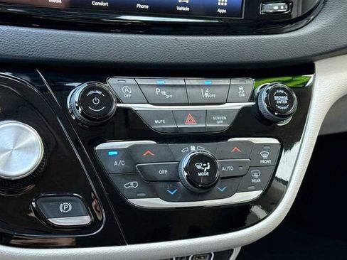 Used 2023 Chrysler Pacifica Touring-L image 21