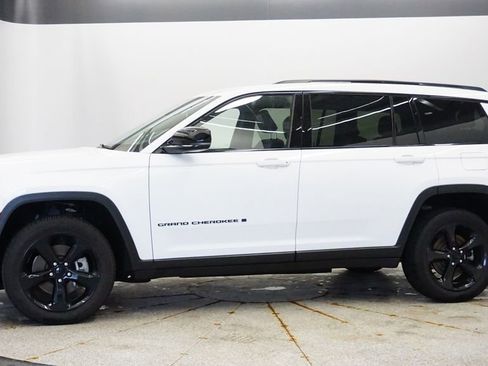Certified 2022 Jeep Grand Cherokee L Laredo AWD/4WD image 2