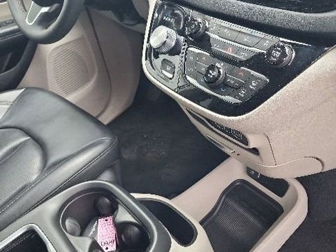 Used 2023 Chrysler Pacifica Touring-L FWD image 10