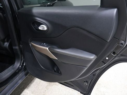 Used 2018 Jeep Cherokee Latitude w/ Cold Weather Group image 21