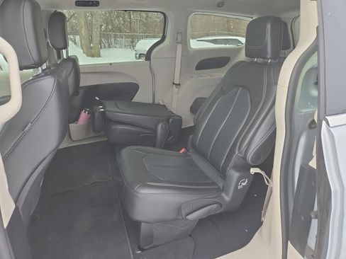 Used 2023 Chrysler Pacifica Touring-L image 9