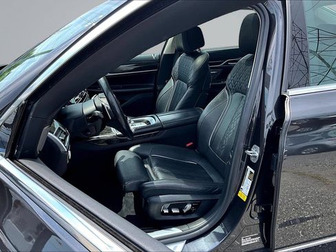 Used 2022 BMW 740i RWD image 19