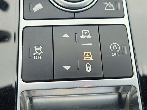 Used 2020 Land Rover Discovery HSE image 40