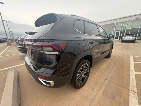 Used 2025 Volkswagen Taos SE FWD image 9