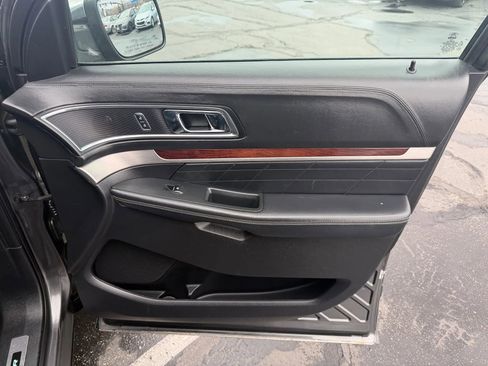 Used 2018 Ford Explorer Platinum image 15