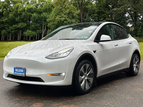 Used 2022 Tesla Model Y Long Range image 3