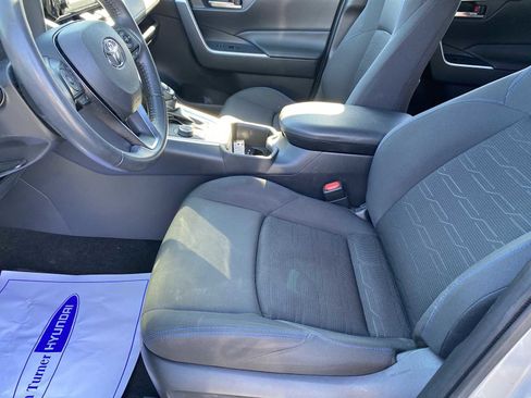 Used 2022 Toyota RAV4 SE image 23