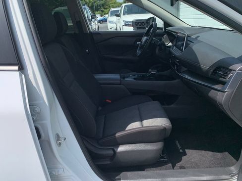 Used 2025 Nissan Rogue SV FWD image 31