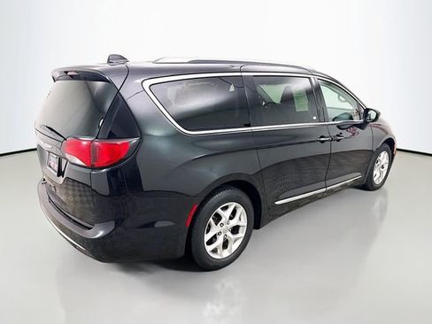Used 2020 Chrysler Pacifica Touring-L w/ Tire & Wheel Group FWD image 9