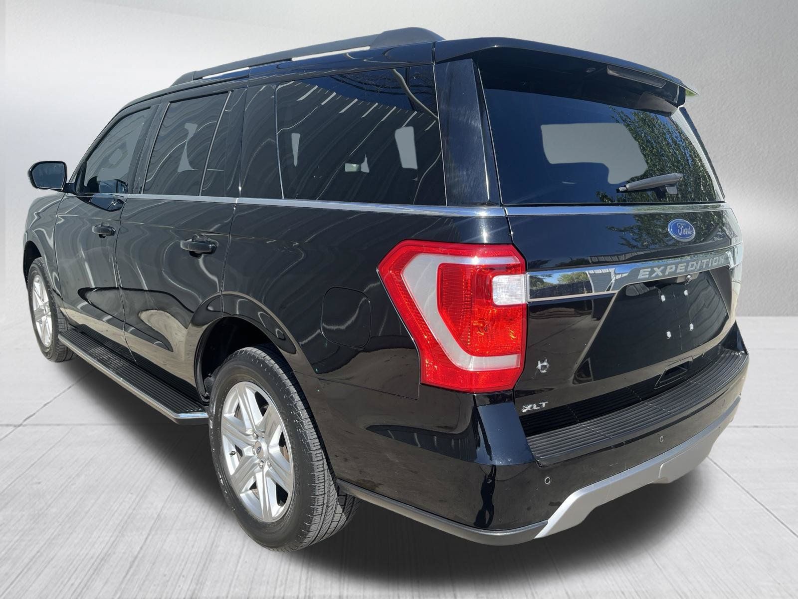Used 2018 Ford Expedition XLT w/ Equipment Group 202A RWD image 6