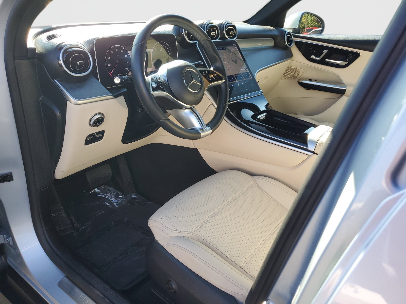 Used 2025 Mercedes-Benz GLC 350e 4MATIC image 19