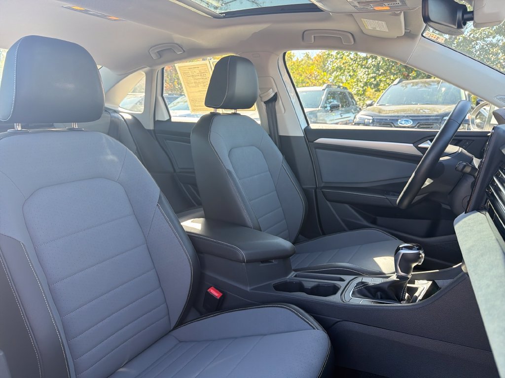 Certified 2025 Volkswagen Jetta SE FWD image 30