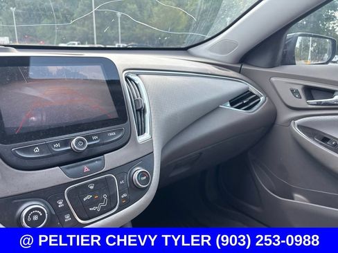Used 2017 Chevrolet Malibu LT FWD image 17