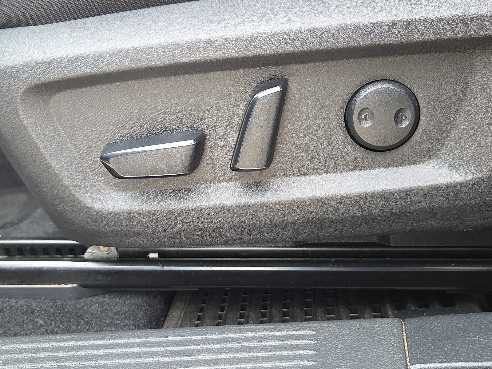 Used 2024 Nissan Rogue SV FWD image 9