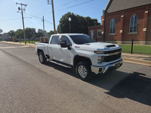 Used 2024 Chevrolet Silverado 2500 LT AWD/4WD image 2