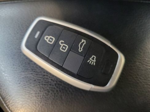 Used 2025 Nissan Versa SV FWD image 32