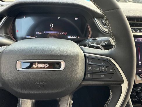 Used 2023 Jeep Grand Cherokee Limited w/ Black Appearance Package AWD/4WD image 27