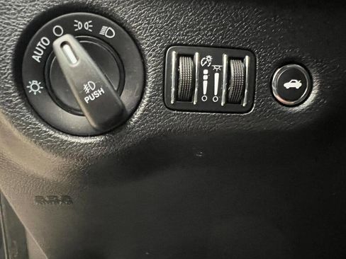 Used 2015 Dodge Charger SXT image 28