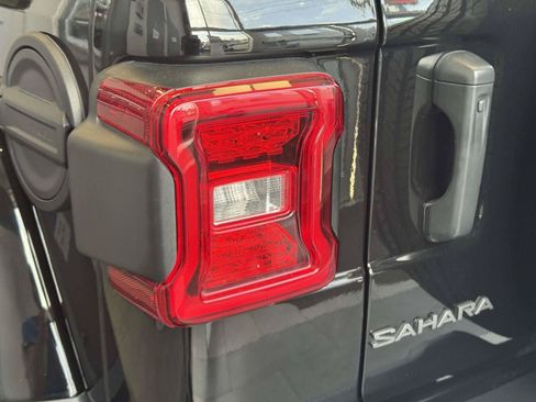 Used 2025 Jeep Wrangler Unlimited Sahara AWD/4WD image 11