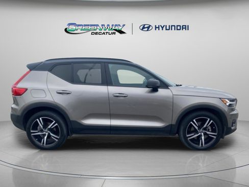 Used 2022 Volvo XC40 T4 R-Design w/ Climate Package image 9