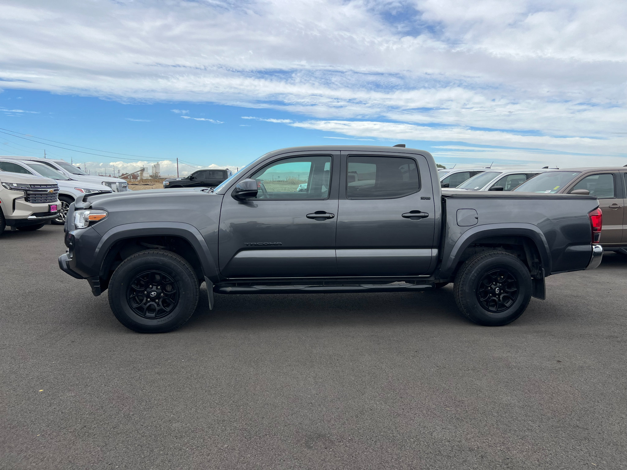 Used 2020 Toyota Tacoma SR5 AWD/4WD image 3