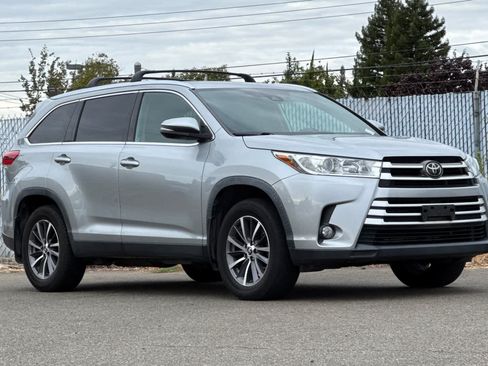Used 2019 Toyota Highlander XLE AWD/4WD image 7