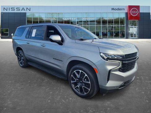 Used 2024 Chevrolet Suburban RST image 3