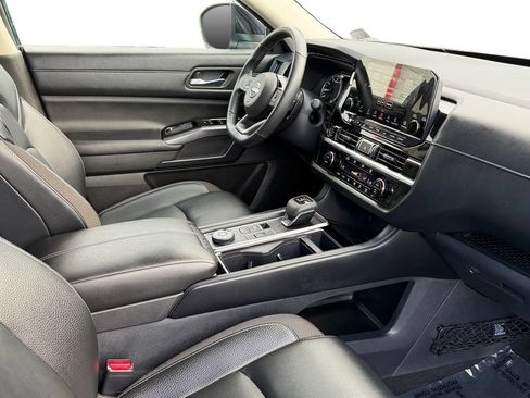 Used 2023 Nissan Pathfinder SL w/ Black Appearance Package AWD/4WD image 7