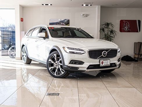 Used 2023 Volvo V90 B6 Cross Country Ultimate w/ Climate Package image 5