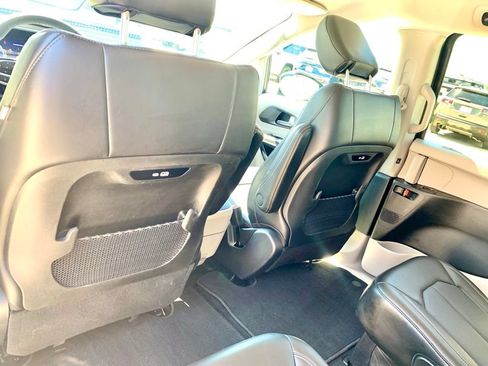 Used 2024 Chrysler Pacifica Touring-L FWD image 17