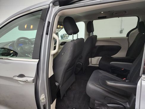 Used 2018 Chrysler Pacifica Touring Plus FWD image 21