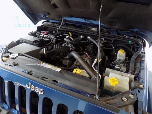 Used 2010 Jeep Wrangler Unlimited Sahara image 37