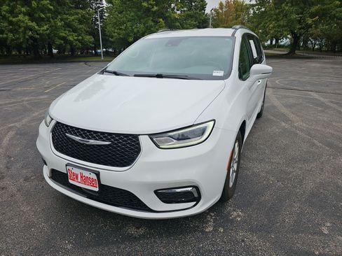 Used 2022 Chrysler Pacifica Touring-L FWD image 2