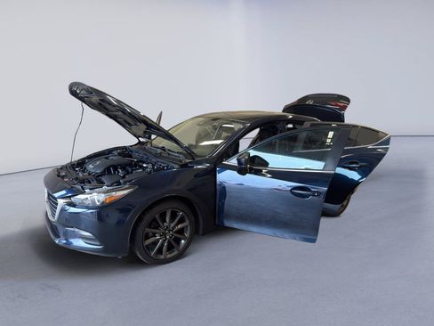 Used 2018 MAZDA MAZDA3 Touring FWD image 11