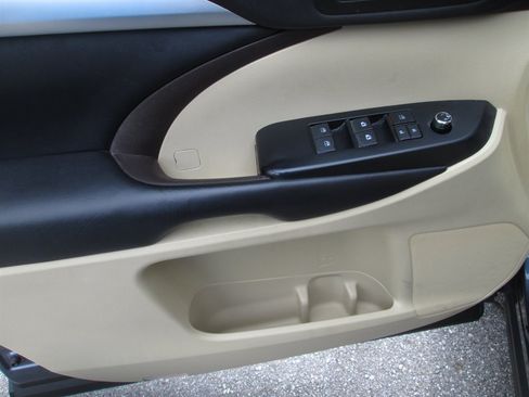 Used 2019 Toyota Highlander XLE AWD/4WD image 14