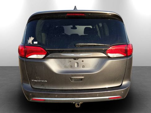 Used 2018 Chrysler Pacifica Touring Plus w/ Tire & Wheel Group FWD image 7