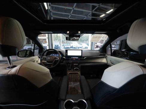 Used 2025 Toyota Sienna Platinum image 19