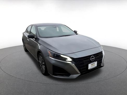 Used 2025 Nissan Altima 2.5 SV FWD image 3