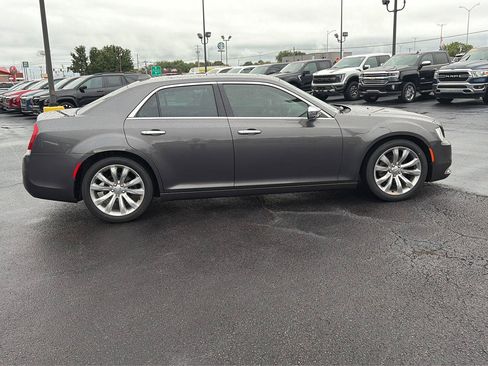 Used 2017 Chrysler 300 C RWD image 6
