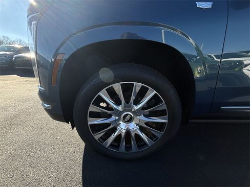 Used 2025 Cadillac Escalade Premium Luxury Platinum image 16