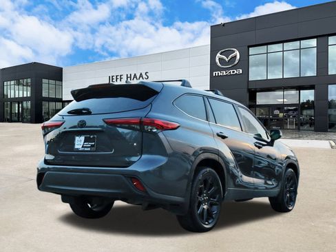 Used 2023 Toyota Highlander LE image 3