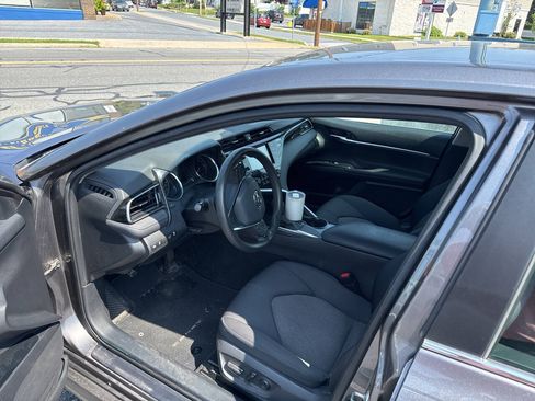 Used 2020 Toyota Camry LE FWD image 5