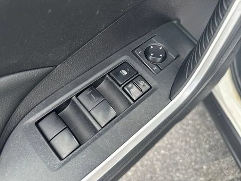 Used 2021 Toyota RAV4 LE AWD/4WD image 11