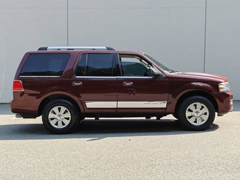 Used 2010 Lincoln Navigator 4WD image 2