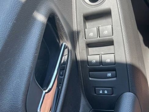 Used 2019 Chevrolet Trax LT w/ LT Convenience Package FWD image 25