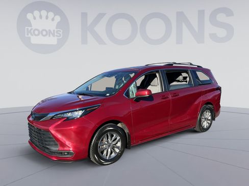 Used 2022 Toyota Sienna LE image 1