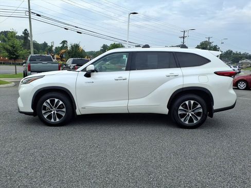 Used 2021 Toyota Highlander XLE AWD/4WD image 14