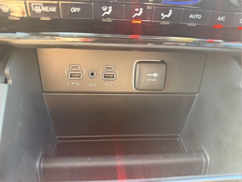 Used 2024 Jeep Grand Cherokee Limited w/ Black Appearance Package AWD/4WD image 23