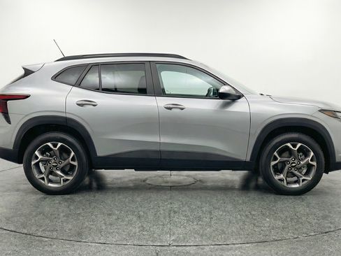 Used 2025 Chevrolet Trax LT w/ LT Convenience Package FWD image 11